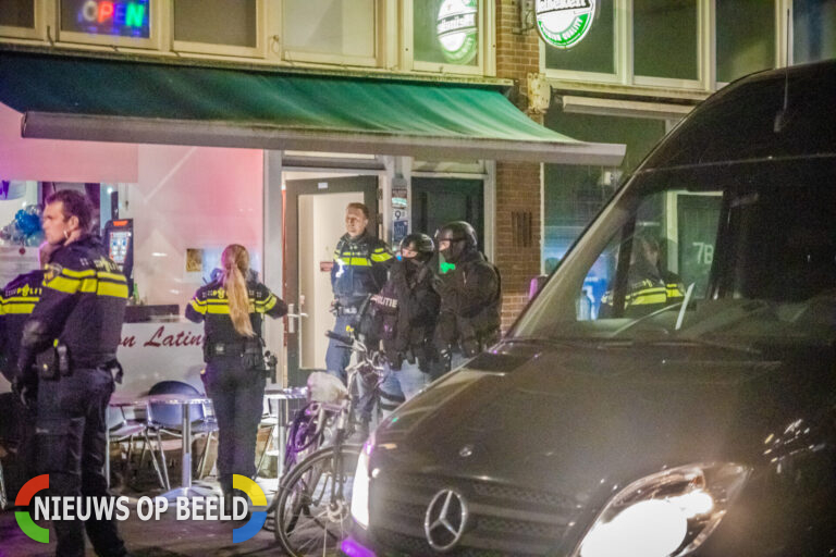 Team Parate Eenheid valt café op Hillevliet Rotterdam binnen