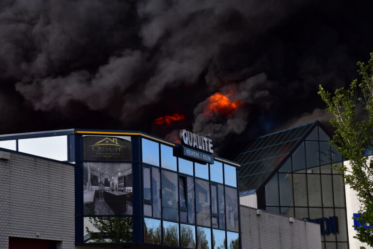 Zeer grote uitslaande brand verwoest bedrijfsverzamelgebouw Forepark Den Haag