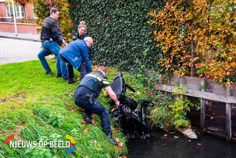 Omstanders helpen vrouw die met scootmobiel te water raakt Schroeder van der Kolklaan Poortugaal