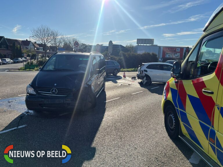 Bestelbus rijdt vol op achterkant leswagen Abram van Rijckevorselweg Rotterdam