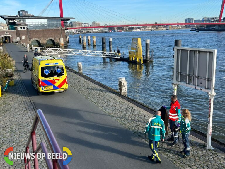 Man valt dronken in water en wordt gered door watertaxi Boompjeskade Rotterdam