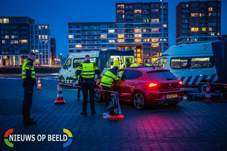 Politie neemt vuurwapen en zeven auto’s in beslag bij grootschalige controle in Rotterdam-Delfshaven