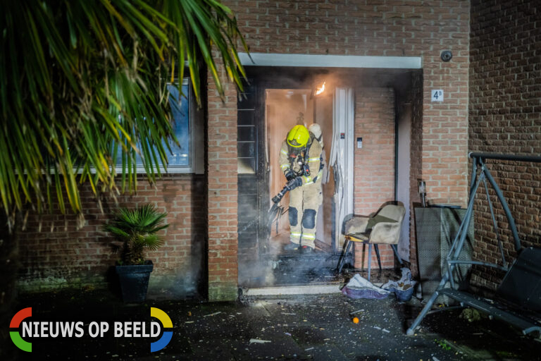 Explosief ontploft bij voordeur van woning en richt ravage aan Struikheide Rotterdam (video)