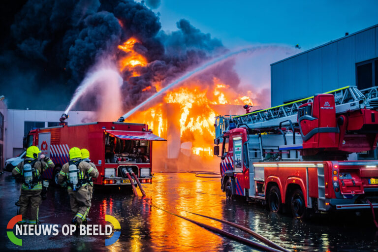 Zeer Grote Brand in bedrijfspand aan Burgemeester Schalijlaan in Capelle aan den IJssel (Video)