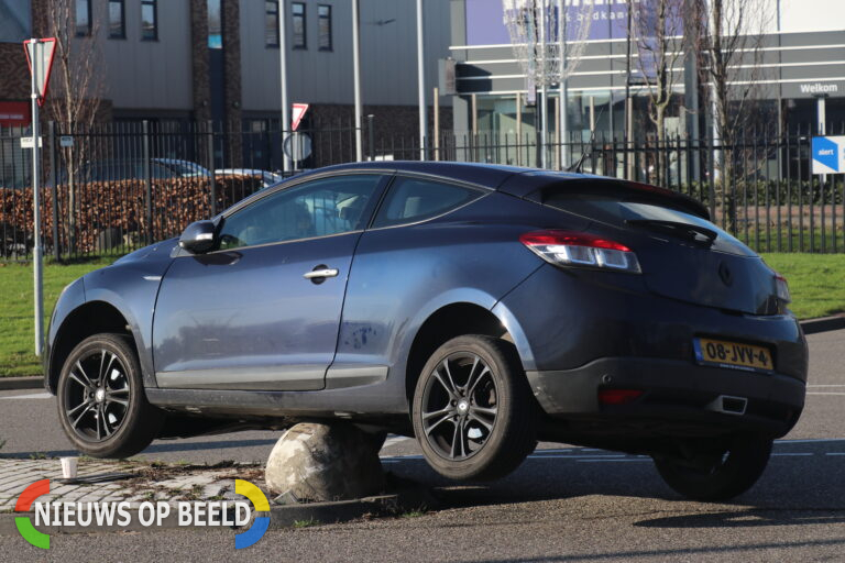 Bestuurder parkeert auto op betonblok Sportlaan Spijkenisse