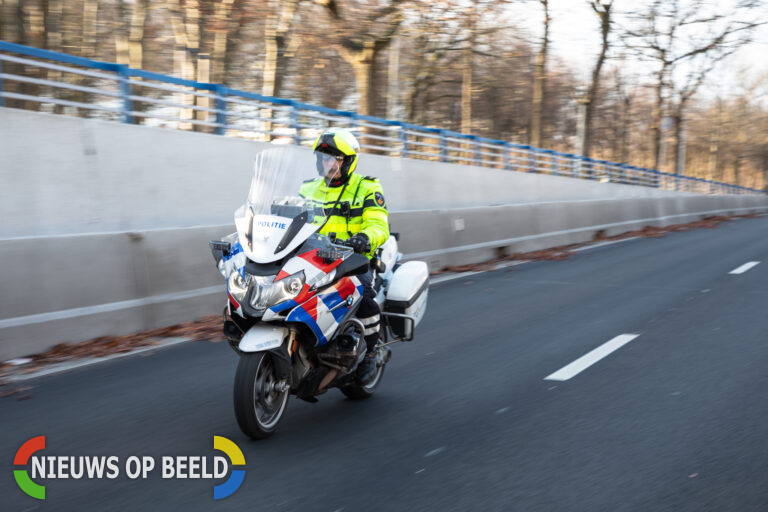 Bestuurster slaat op de vlucht bij verkeerscontrole in Rotterdam, agent gewond geraakt