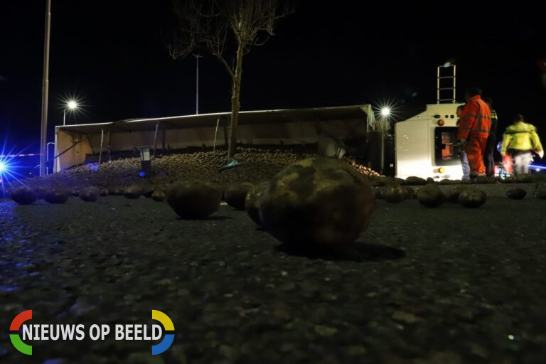 Vrachtwagen geladen met aardappels kantelt op rotonde N454 Waddinxveen