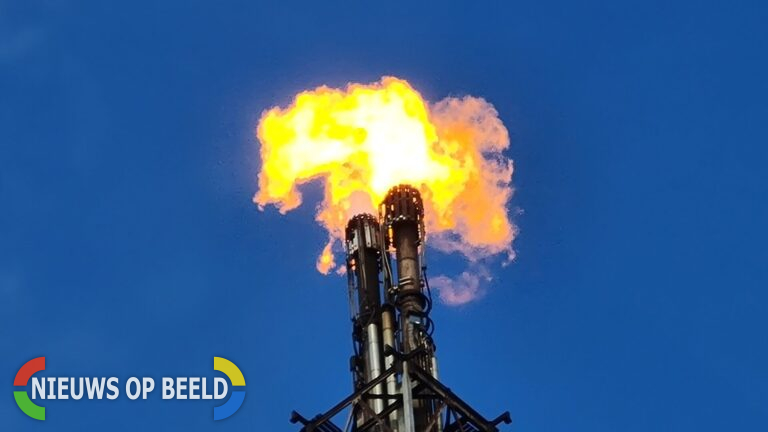 Metershoge vlammen door affakkelen na stroomstoring bij Exxonmobil Rotterdam
