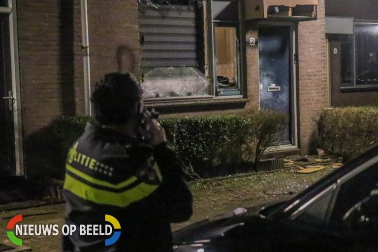 Veel schade aan woning door explosie Lunenburgdam Rotterdam