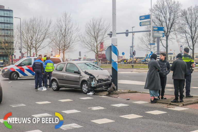 Auto raakt zwaar beschadigd bij aanrijding Albert plesmanweg Rotterdam-Waalhaven