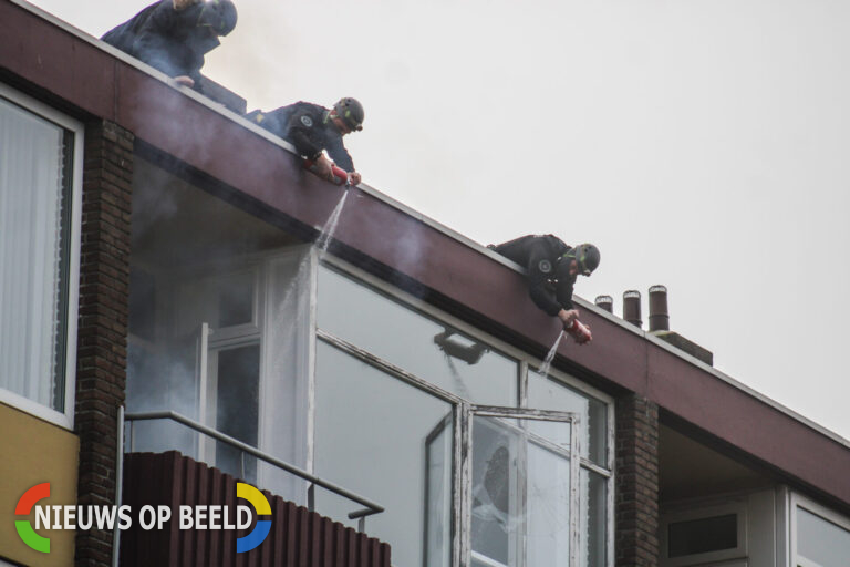 Verwarde vrouw gooit huisraad naar beneden Krabbendijkestraat Rotterdam