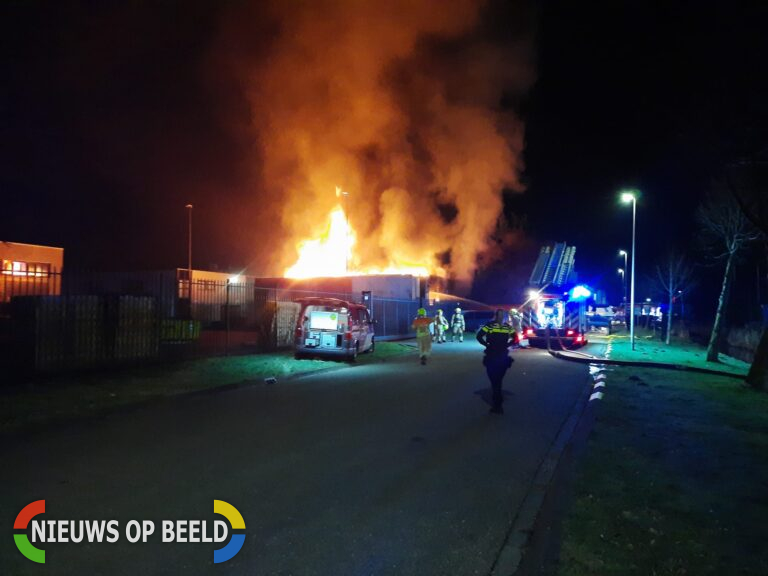 Uitslaande brand verwoest bedrijfspand Weg en Bos Bergschenhoek (video)