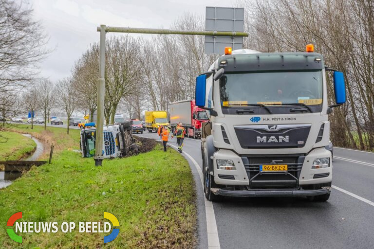 N206 bij Leiden weer open na kantelen betonwagen