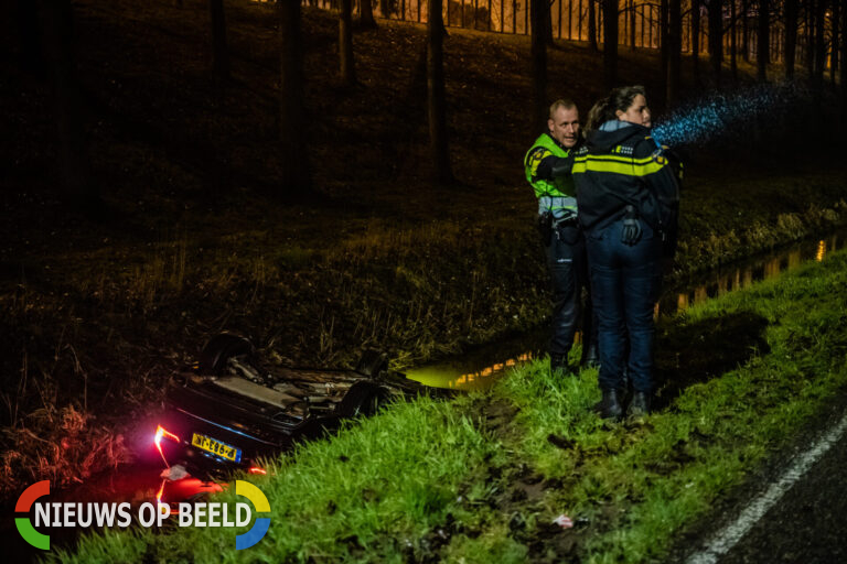 Twee inzittenden met de schrik vrij na auto te water Lorentzweg Rotterdam (video)