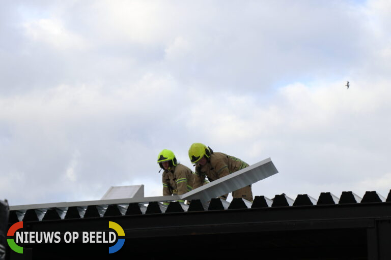 Losliggende dakplaten verwijderd door brandweer Koperwiek Capelle aan den IJssel