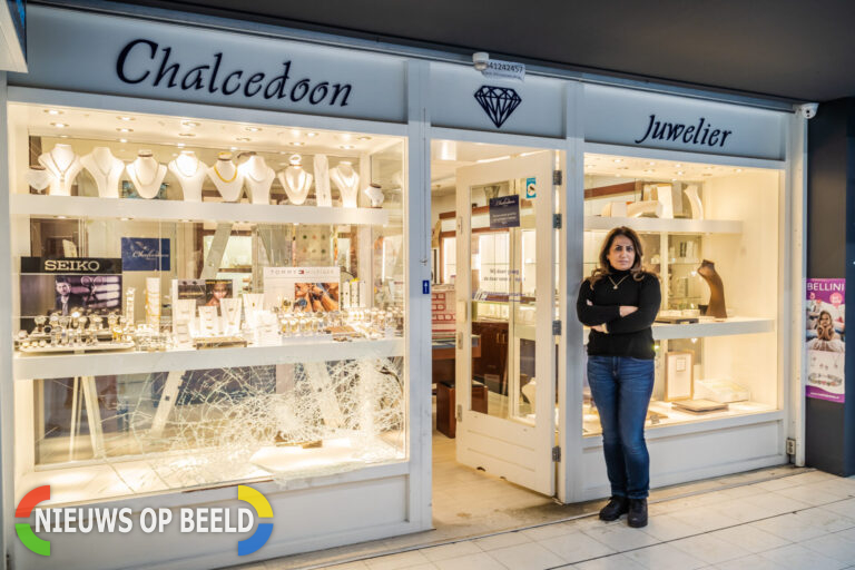 Brute kraak met gigantische buit op juwelier in winkelcentrum de Terp Capelle aan den IJssel,