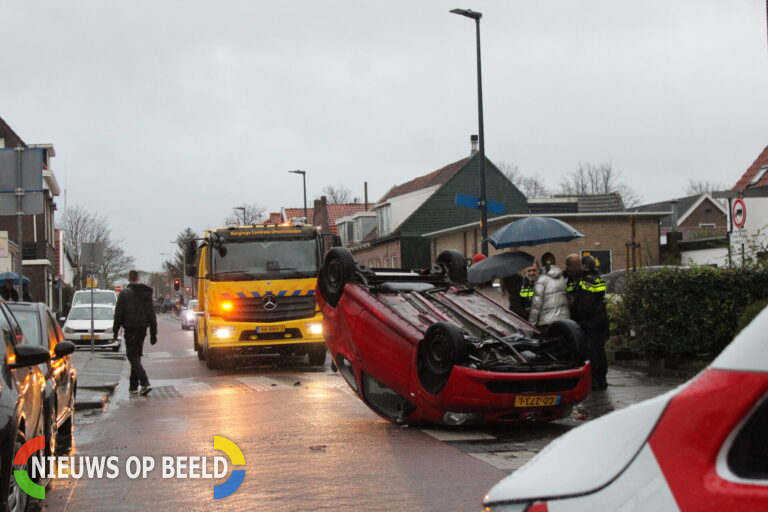 Auto over de kop na ongeluk Julianastraat Oud-Beijerland