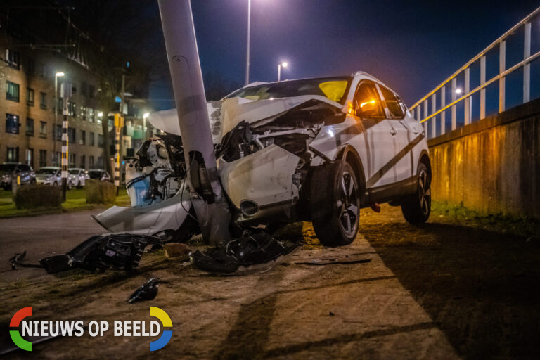 Automobilist borst hard tegen lantaarnpaal Brielselaan Rotterdam
