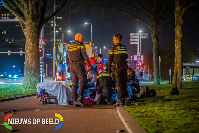 Scooterbestuurder gewond op autoweg aangetroffen Abraham van Rijckevorselweg Rotterdam