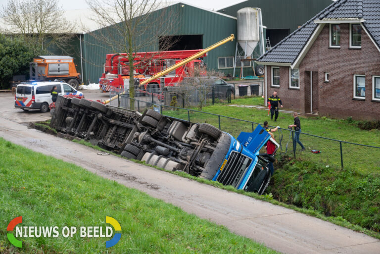 Vrachtwagen kantelt in boerensloot, chauffeur gereanimeerd Schuddebeursdijk Simonshaven