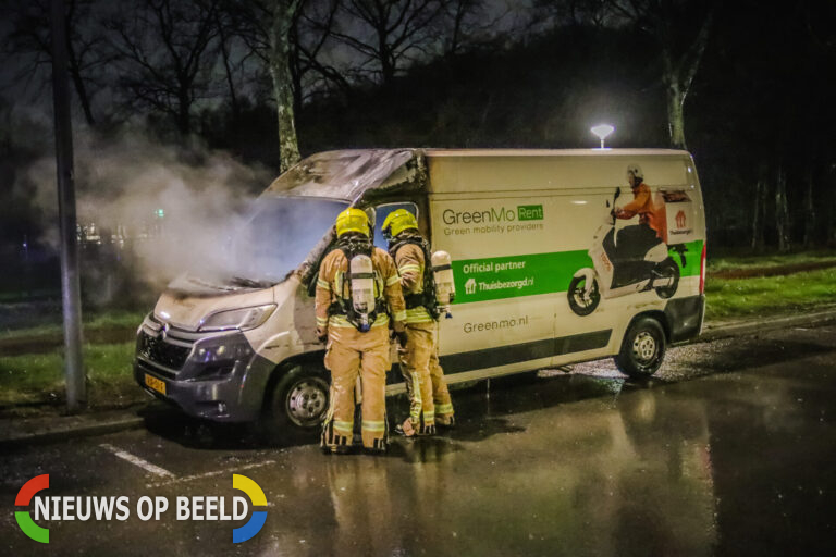 Bestelbus gaat volledig in vlammen op Oldegaarde Rotterdam