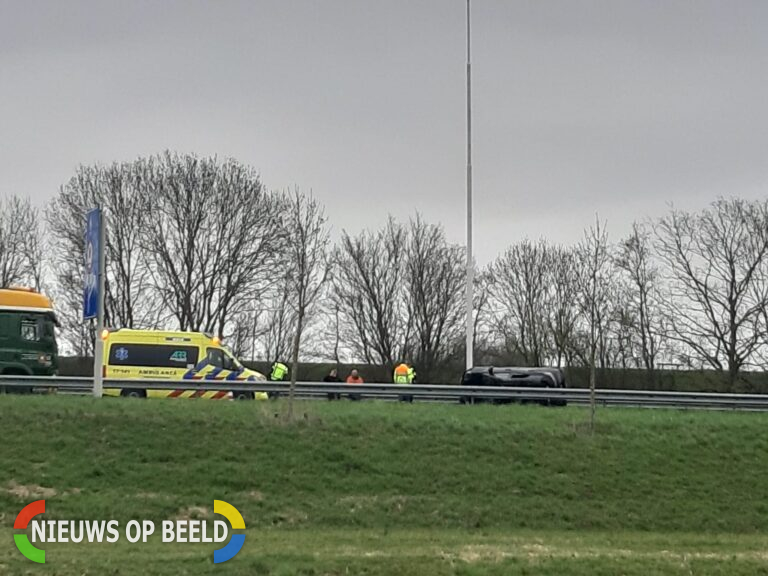 Auto op zijn kant na aanrijding met vrachtwagen A29 Barendrecht