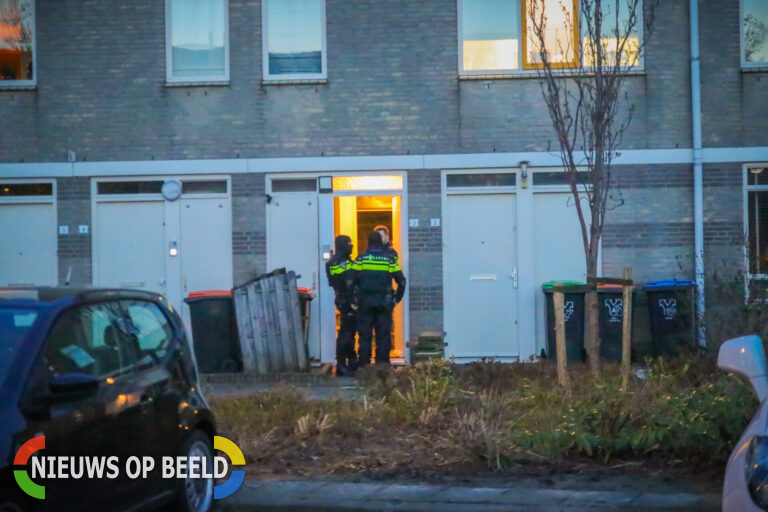 Politie valt met harde knallen woning binnen Clara Wichmannstraat Ridderkerk