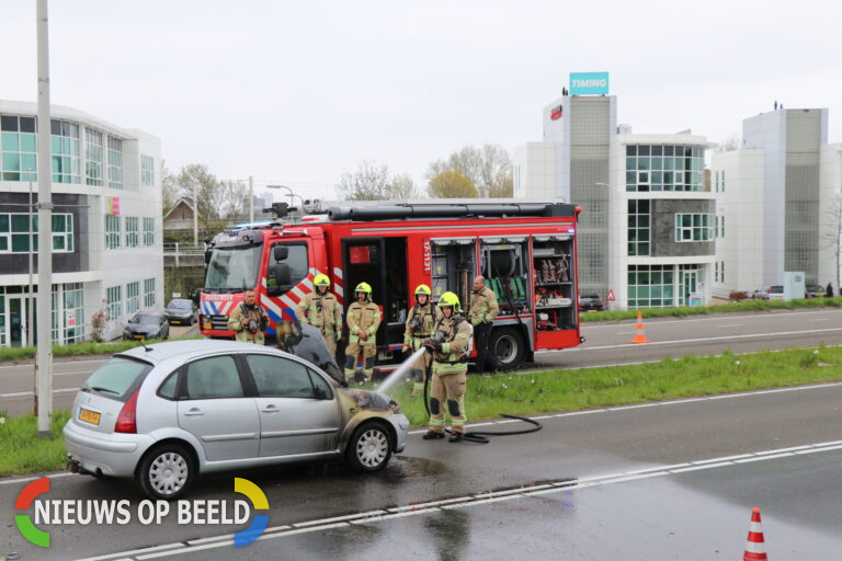 Auto vliegt al rijdend in brand Abraham van Rijckevorselweg Capelle aan den IJssel