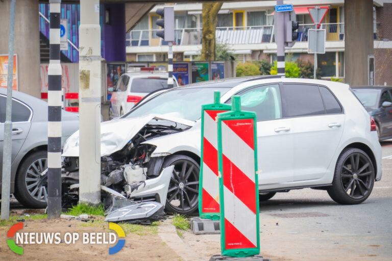 Forse schade na aanrijding door storing verkeerslichten Zuiderparkplein Rotterdam