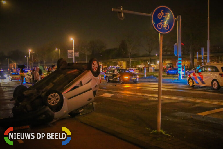 Auto op zijn kop na aanrijding Zuiderparkweg Rotterdam