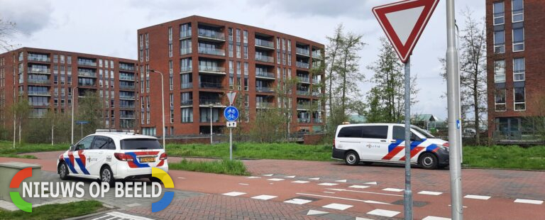 Politie sluit straat af na melding van explosief bij auto W.G Witteveenplein Bergenschenhoek