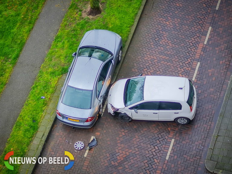 Automobilist veroorzaakt enorme schade bij eenzijdig ongeval Lange Hilleweg Rotterdam