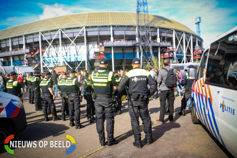 Meerdere aanhoudingen rondom het stadion voor de wedstrijd Ajax-PSV de Kuip Rotterdam