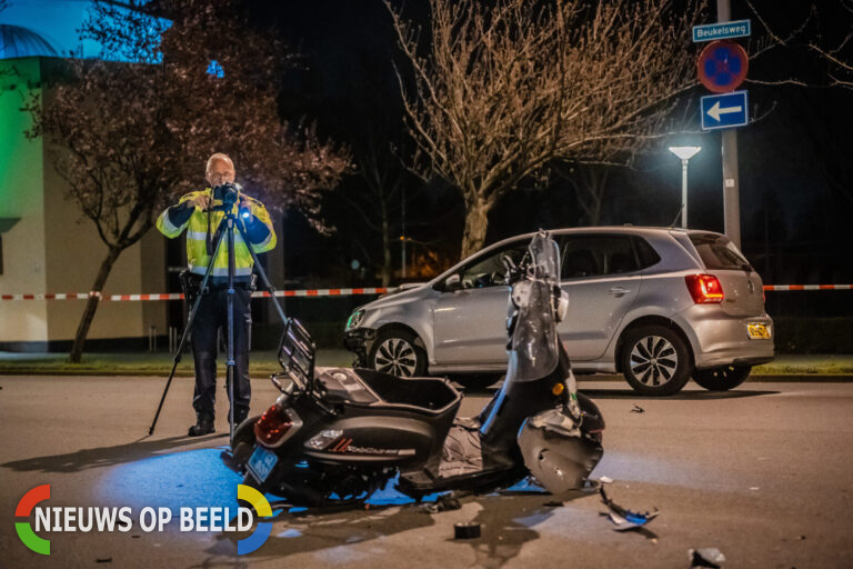 Twee zwaargewonden na aanrijding tussen auto en scooter Beukelsweg Rotterdam