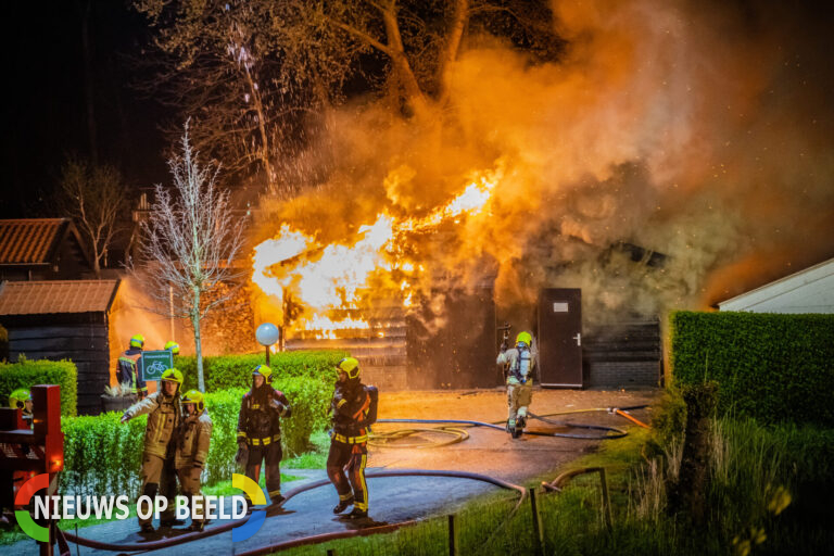 Grote uitslaande brand verwoest schuur op terrein Leefgoed Olifant Groenendijk Nieuwerkerk aan den IJssel
