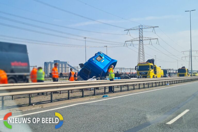 Cabine breekt van vrachtwagen na ongeval Europaweg N15 Rotterdam