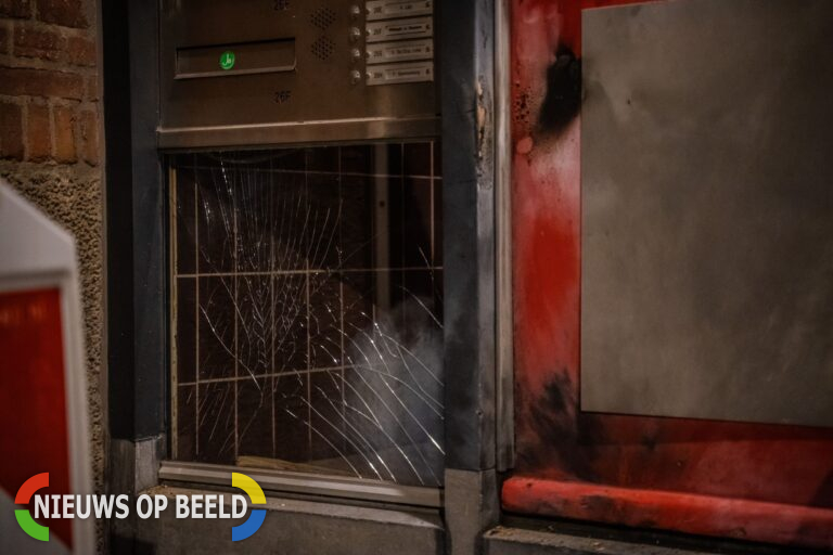 Schade aan portiek door zwaar vuurwerk Allard Piersonstraat Rotterdam