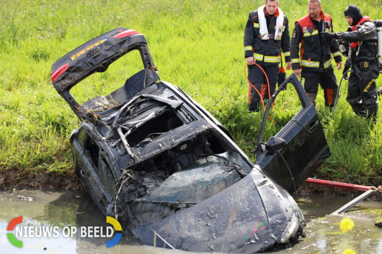 Automobilist slaat met huurauto meerdere keren over de kop en eindigt in de sloot N457 Moordrechtboog Waddinxveen