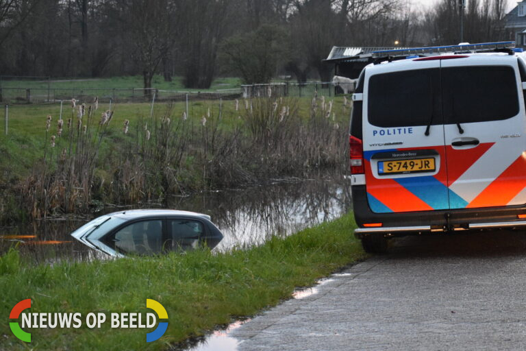 Vrouw gewond na te water raken auto Overschiese Kleiweg Rotterdam