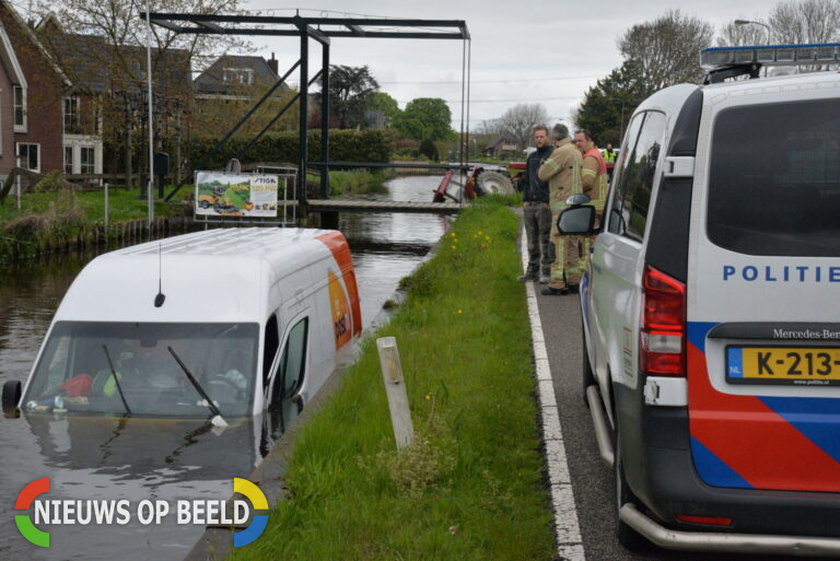 PostNL bestelbus en tractor te water na aanrijding Noordeindseweg Rotterdam