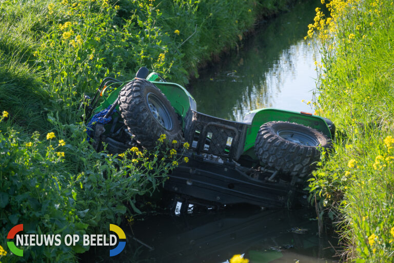 Quad belandt in sloot Krommedijk Zuidland