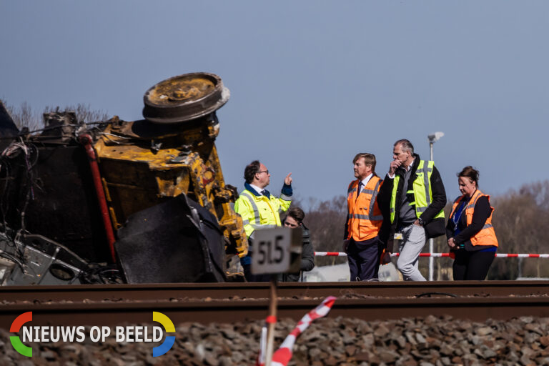 Koning Willem-Alexander bezoekt rampplek treinongeluk Voorschoten