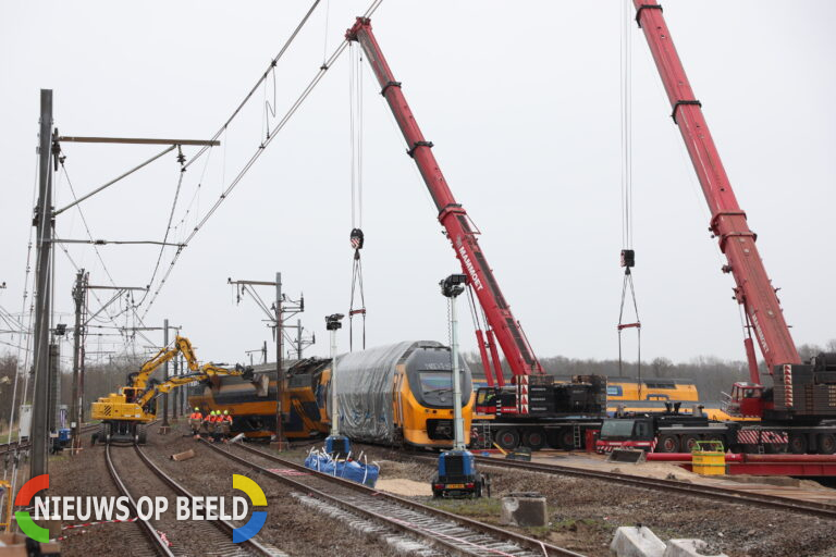 Prorail gestart met bergen van ontspoorde trein bij Voorschoten