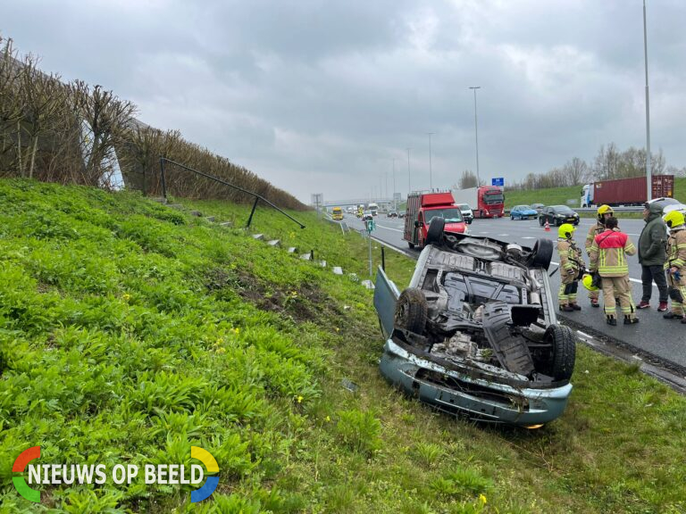 Auto slaat over de kop A4 Schiedam