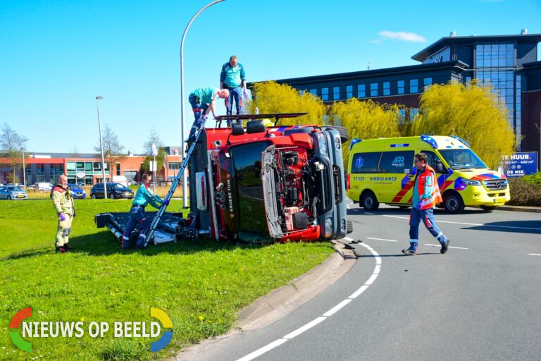 Tankautospuit van Kazerne Groene Tuin gekanteld op rotonde Carnisser Baan Barendrecht