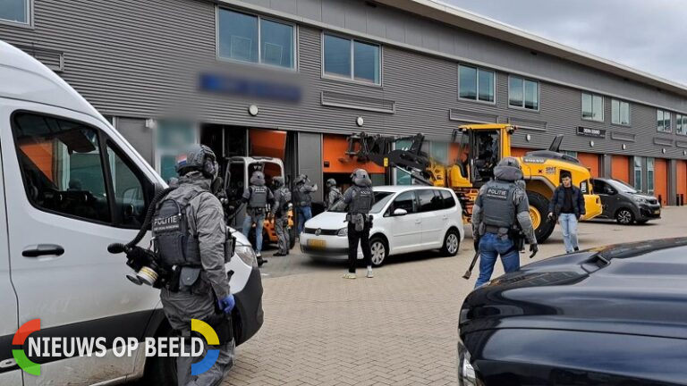 Grote hoeveelheid wapens en middelen voor drugsproductie bij invallen in Rotterdamse regio