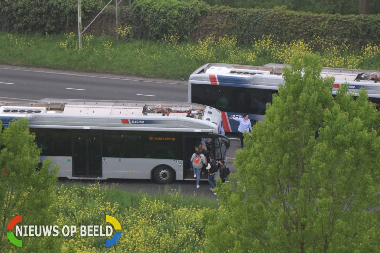 Aanrijding tussen lijnbus en personenauto Algeraweg Capelle aan den IJssel