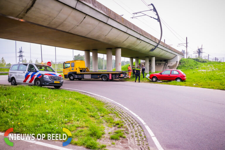 Automobilist mist de bocht en ramt een paal Blindeweg Rotterdam