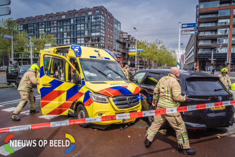 Ongeval met ambulance en meerdere auto’s in Rotterdam (video)