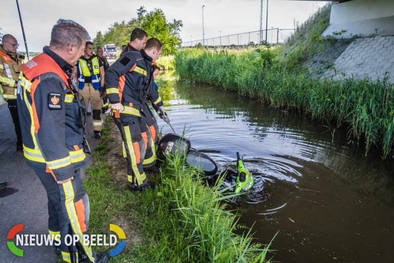 Brandweer rukt uit voor gedumpte deelscooter in water Warmoezenierspad Nieuwerkerk aan den IJssel